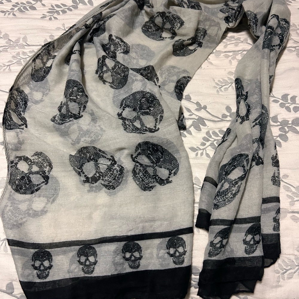 Skull Print Scarf in Black and Gray